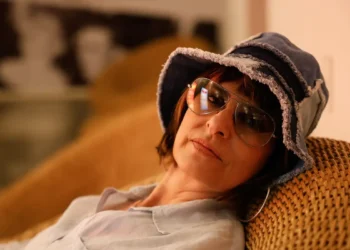 O Festival do Rio 2025 começa no Rio de Janeiro com 300 filmes, incluindo 120 nacionais e o documentário “Da Lata 30 anos” de Fernanda Abreu. Programação segue até 12 de outubro.