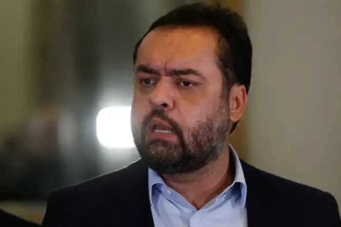 Após a operação mais letal da história do Rio de Janeiro, com 58 mortos, Cláudio Castro defende a ação policial e afirma que apenas os quatro agentes de segurança foram vítimas. Especialistas criticam a falta de planejamento e o impacto nas comunidades.