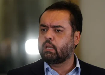 Cláudio Castro admite que operação no Rio “excedeu competências” do estado e cobra apoio federal. Governador fala em “guerra” contra o crime e defende uso das Forças Armadas.