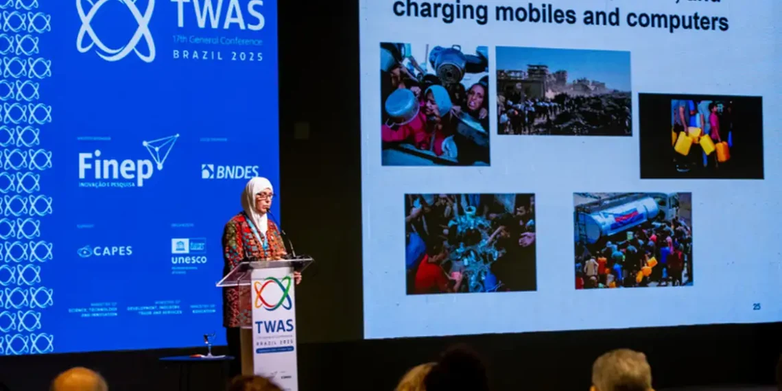 Durante a 17ª Conferência da Academia Mundial de Ciências no Rio, a professora Hala El-Khozondar relatou como docentes e alunos de Gaza resistem à guerra mantendo aulas remotas e bibliotecas locais.