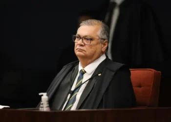STF inicia investigação sobre ameaças a Flávio Dino nas redes sociais; Moraes determina que Meta, TikTok e YouTube forneçam dados de perfis suspeitos de ataques digitais.