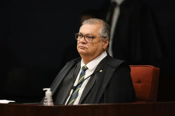 STF inicia investigação sobre ameaças a Flávio Dino nas redes sociais; Moraes determina que Meta, TikTok e YouTube forneçam dados de perfis suspeitos de ataques digitais.