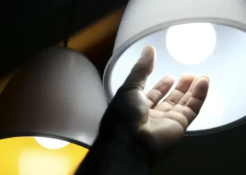 A inflação oficial do Brasil subiu 0,48% em setembro, impulsionada pela alta na conta de luz após o fim do Bônus Itaipu e a volta da bandeira vermelha. Em 12 meses, o IPCA acumula 5,17%, acima da meta do governo.
