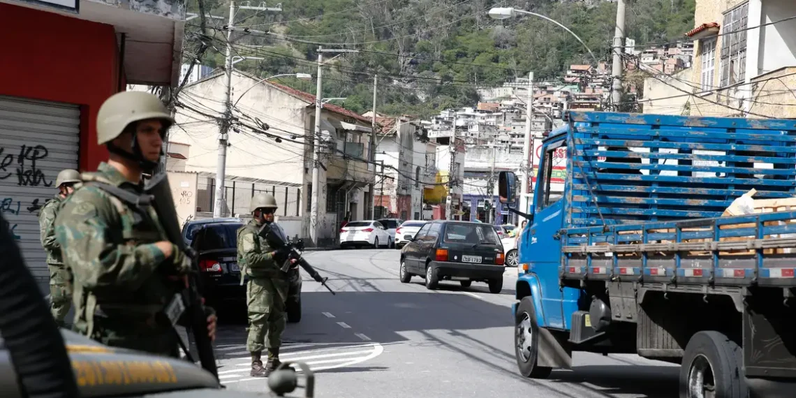 Governo do Rio vai apresentar plano de reocupação territorial em comunidades, determinado pelo STF na ADPF das Favelas. Ação prevê presença permanente do poder público e reforço policial.