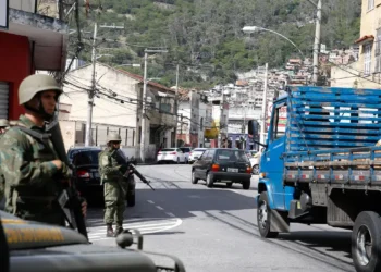 Governo do Rio vai apresentar plano de reocupação territorial em comunidades, determinado pelo STF na ADPF das Favelas. Ação prevê presença permanente do poder público e reforço policial.