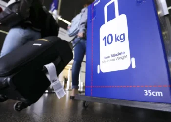 Gol e Latam passam a adotar tarifa “básica” com restrições à bagagem de mão. Procon-SP, Senacon e Anac pedem explicações, e Câmara quer votar projeto que proíbe a cobrança.