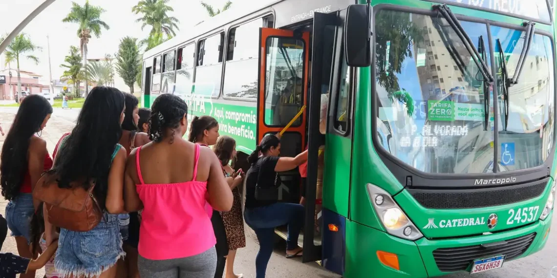 Setor de serviços cresce 0,1% em agosto e registra sétimo mês seguido de alta, atingindo o maior nível da série histórica, segundo o IBGE. Turismo também avança 0,8%.