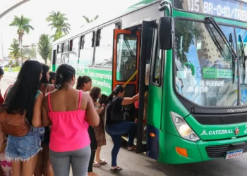Setor de serviços cresce 0,1% em agosto e registra sétimo mês seguido de alta, atingindo o maior nível da série histórica, segundo o IBGE. Turismo também avança 0,8%.