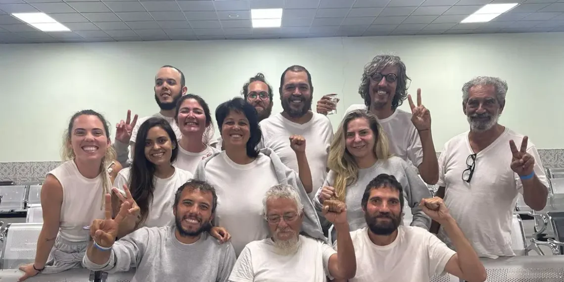 Itamaraty confirma libertação de 13 brasileiros da Flotilha Global Sumud, entre eles a deputada Luizianne Lins. Grupo foi levado à Jordânia após detenção por Israel.