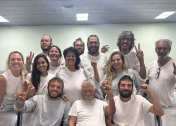 Itamaraty confirma libertação de 13 brasileiros da Flotilha Global Sumud, entre eles a deputada Luizianne Lins. Grupo foi levado à Jordânia após detenção por Israel.