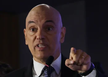Alexandre de Moraes suspende decisão que retirava advogados de ex-assessores de Bolsonaro e concede 24 horas para apresentação das alegações finais no processo da trama golpista.