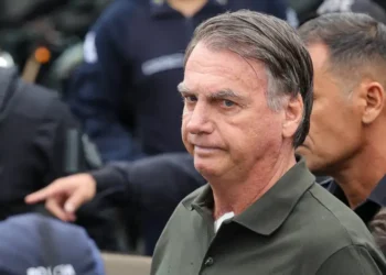 Defesa de Jair Bolsonaro tem até esta segunda-feira (27) para recorrer da condenação no STF. Embargos de declaração não alteram a pena de 27 anos, mas buscam esclarecer pontos da decisão.