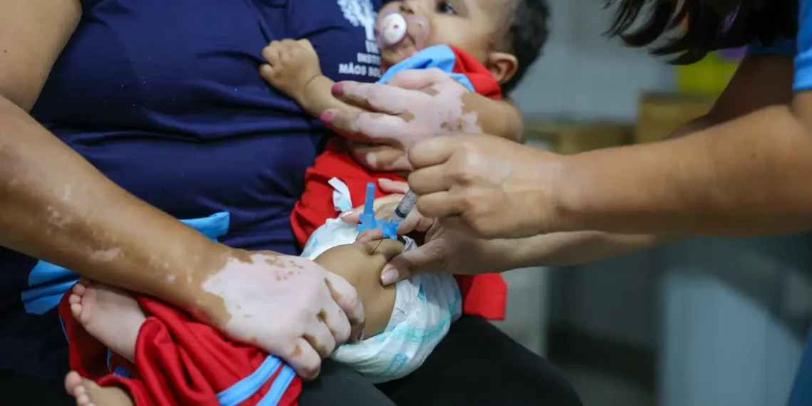 Casos de coqueluche entre crianças pequenas aumentaram mais de 1.200% no Brasil. Especialistas alertam para a importância da vacinação de bebês e gestantes, principal forma de prevenção da doença.