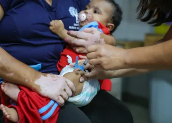 Casos de coqueluche entre crianças pequenas aumentaram mais de 1.200% no Brasil. Especialistas alertam para a importância da vacinação de bebês e gestantes, principal forma de prevenção da doença.