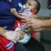 Casos de coqueluche entre crianças pequenas aumentaram mais de 1.200% no Brasil. Especialistas alertam para a importância da vacinação de bebês e gestantes, principal forma de prevenção da doença.