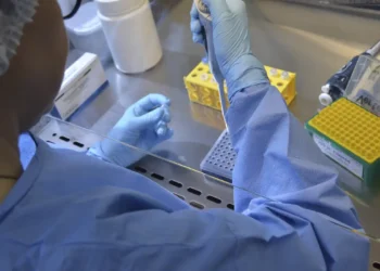 Ministério da Saúde confirma 17 casos de intoxicação por metanol e investiga outros 200 no Brasil. Unicamp e Fiocruz atuarão como laboratórios de referência para acelerar diagnósticos.