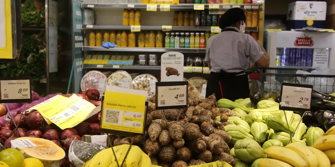 IPCA-15 de outubro desacelera para 0,18%, com queda de alimentos e luz, mas alta de combustíveis mantém inflação acima da meta do governo.