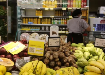 IPCA-15 de outubro desacelera para 0,18%, com queda de alimentos e luz, mas alta de combustíveis mantém inflação acima da meta do governo.