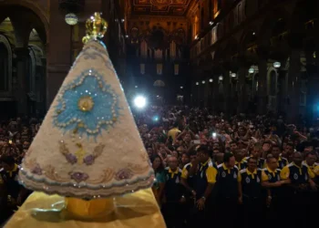 Belém inicia as celebrações do Círio de Nazaré com a Romaria Fluvial, que reúne mais de 50 mil fiéis e 400 embarcações em homenagem à padroeira do Pará e Rainha da Amazônia.