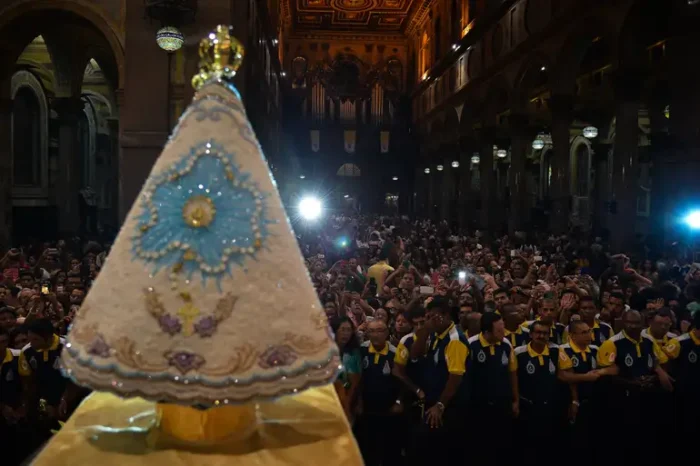 Belém inicia as celebrações do Círio de Nazaré com a Romaria Fluvial, que reúne mais de 50 mil fiéis e 400 embarcações em homenagem à padroeira do Pará e Rainha da Amazônia.