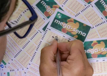 O concurso 2.934 da Mega-Sena será sorteado nesta quarta-feira (30), com prêmio acumulado de R$ 7 milhões. Apostas podem ser feitas até as 19h em lotéricas ou pela internet.