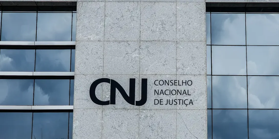 O CNJ orienta juízes criminais a não aceitar pedidos feitos diretamente pela Polícia Militar sem a ciência do Ministério Público. A decisão reafirma que apenas as polícias Civil e Federal têm competência para investigar crimes.