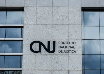 O CNJ orienta juízes criminais a não aceitar pedidos feitos diretamente pela Polícia Militar sem a ciência do Ministério Público. A decisão reafirma que apenas as polícias Civil e Federal têm competência para investigar crimes.