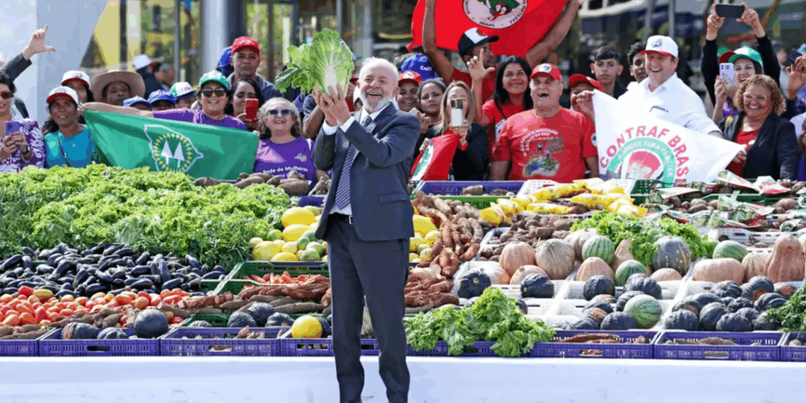 IBGE aponta queda da fome no Brasil: 26,5 milhões de pessoas saíram da insegurança alimentar desde 2022; Lula celebra avanços do Plano Brasil Sem Fome.