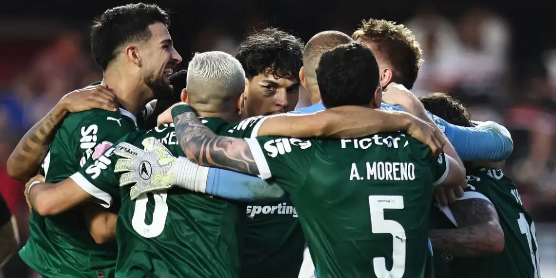 Palmeiras conquista virada histórica sobre o São Paulo, conta com derrota do Flamengo para o Bahia e assume a liderança do Campeonato Brasileiro. Vasco e Fortaleza também vencem seus jogos.