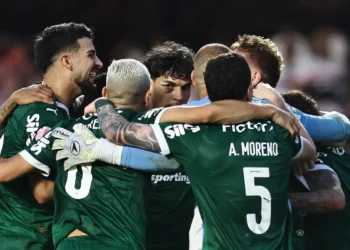 Palmeiras conquista virada histórica sobre o São Paulo, conta com derrota do Flamengo para o Bahia e assume a liderança do Campeonato Brasileiro. Vasco e Fortaleza também vencem seus jogos.