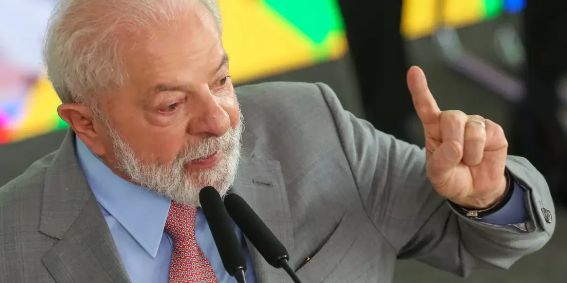 O presidente Lula defendeu um trabalho coordenado entre as forças de segurança para enfraquecer o crime organizado no Brasil, sem colocar em risco vidas inocentes. Ele também pediu apoio à PEC da Segurança, em tramitação no Congresso.O presidente Lula defendeu um trabalho coordenado entre as forças de segurança para enfraquecer o crime organizado no Brasil, sem colocar em risco vidas inocentes. Ele também pediu apoio à PEC da Segurança, em tramitação no Congresso.