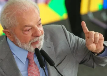 O presidente Lula defendeu um trabalho coordenado entre as forças de segurança para enfraquecer o crime organizado no Brasil, sem colocar em risco vidas inocentes. Ele também pediu apoio à PEC da Segurança, em tramitação no Congresso.O presidente Lula defendeu um trabalho coordenado entre as forças de segurança para enfraquecer o crime organizado no Brasil, sem colocar em risco vidas inocentes. Ele também pediu apoio à PEC da Segurança, em tramitação no Congresso.