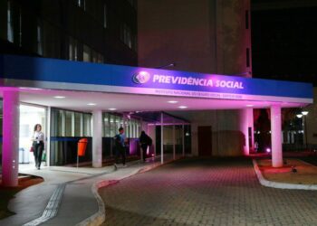 Durante o Outubro Rosa, o INSS explica como pacientes com câncer de mama ou colo do útero podem solicitar benefícios por incapacidade temporária ou permanente.