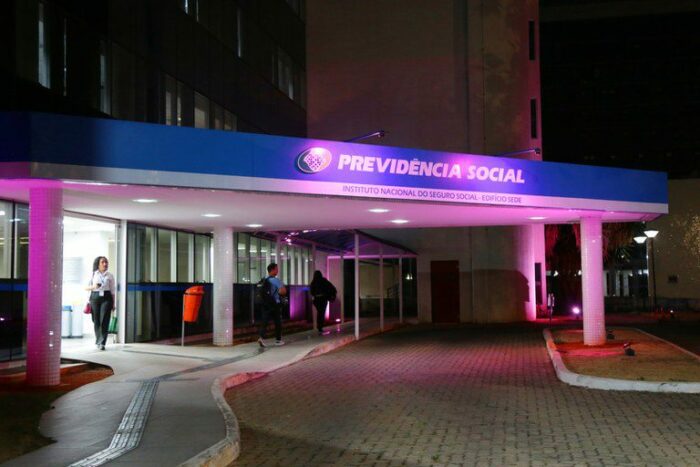 Durante o Outubro Rosa, o INSS explica como pacientes com câncer de mama ou colo do útero podem solicitar benefícios por incapacidade temporária ou permanente.