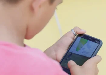 CERT.br e NIC.br lançam guia gratuito com dicas de segurança digital para adolescentes, abordando privacidade, IA, saúde mental e limites no uso da internet.