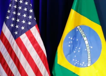 Exportações do Brasil para os EUA caem 20% após tarifaço de Trump, mas vendas para Ásia e América do Sul garantem recorde histórico no comércio exterior.