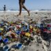 Governo lança Estratégia Nacional do Oceano Sem Plástico (2025-2030) para reduzir poluição marinha, incluir educação ambiental e promover cooperação entre governos, sociedade civil e setor privado.