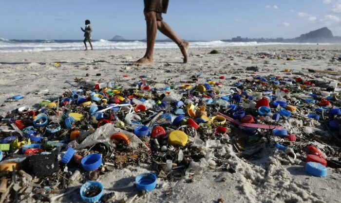 Governo lança Estratégia Nacional do Oceano Sem Plástico (2025-2030) para reduzir poluição marinha, incluir educação ambiental e promover cooperação entre governos, sociedade civil e setor privado.