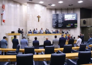 A Câmara de Cotia cassou o mandato de Alexandre Frota (PDT) após condenação por calúnia e difamação contra Jean Wyllys. A decisão foi tomada após o trânsito em julgado do processo.