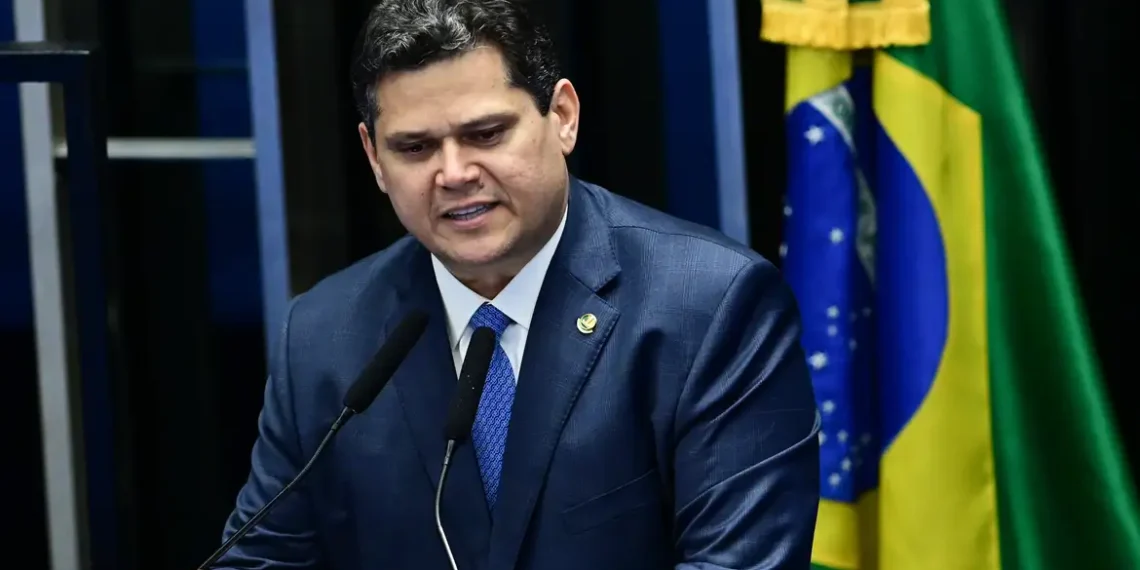 Presidente do Senado, Davi Alcolumbre, anuncia instalação da CPI do Crime Organizado. Comissão vai investigar milícias e facções criminosas e propor medidas para aprimorar a legislação.