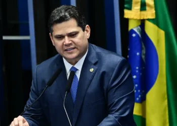 Presidente do Senado, Davi Alcolumbre, anuncia instalação da CPI do Crime Organizado. Comissão vai investigar milícias e facções criminosas e propor medidas para aprimorar a legislação.