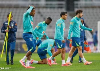 Carlo Ancelotti comanda primeiro treino da Seleção Brasileira na Coreia. Bento assume protagonismo no gol após corte de Ederson.