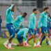Carlo Ancelotti comanda primeiro treino da Seleção Brasileira na Coreia. Bento assume protagonismo no gol após corte de Ederson.
