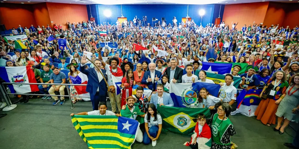 Lula promete levar à COP30, em Belém, os compromissos ambientais de crianças e adolescentes brasileiros. Presidente defende educação climática contínua nas escolas e elogia protagonismo juvenil.