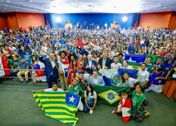 Lula promete levar à COP30, em Belém, os compromissos ambientais de crianças e adolescentes brasileiros. Presidente defende educação climática contínua nas escolas e elogia protagonismo juvenil.