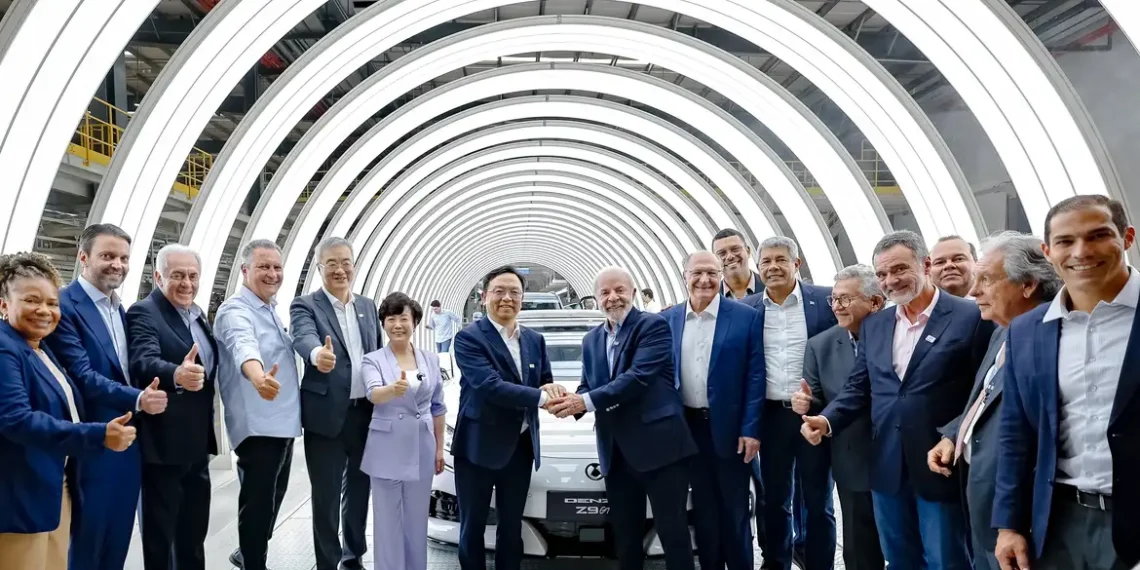 Meta descrição: Lula participa da inauguração da fábrica da BYD em Camaçari, na Bahia, elogia confiança da montadora no Brasil e destaca investimento de R$ 5,5 bilhões que deve gerar até 20 mil empregos.