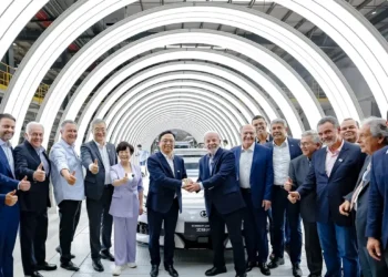 Meta descrição: Lula participa da inauguração da fábrica da BYD em Camaçari, na Bahia, elogia confiança da montadora no Brasil e destaca investimento de R$ 5,5 bilhões que deve gerar até 20 mil empregos.
