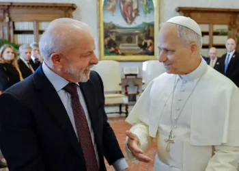 Lula se reuniu com o papa Leão XIV no Vaticano para discutir fé, desigualdade e combate à fome. O presidente convidou o pontífice para a COP30, e o Vaticano confirmou presença no evento em Belém.