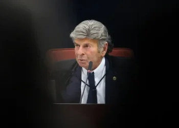 Luiz Fux vota pela absolvição dos sete réus do Núcleo 4 da trama golpista ligada ao governo Bolsonaro. Ministro afirma que ações não tinham potencial de tomada de poder nem caracterizam crime contra o Estado Democrático de Direito.