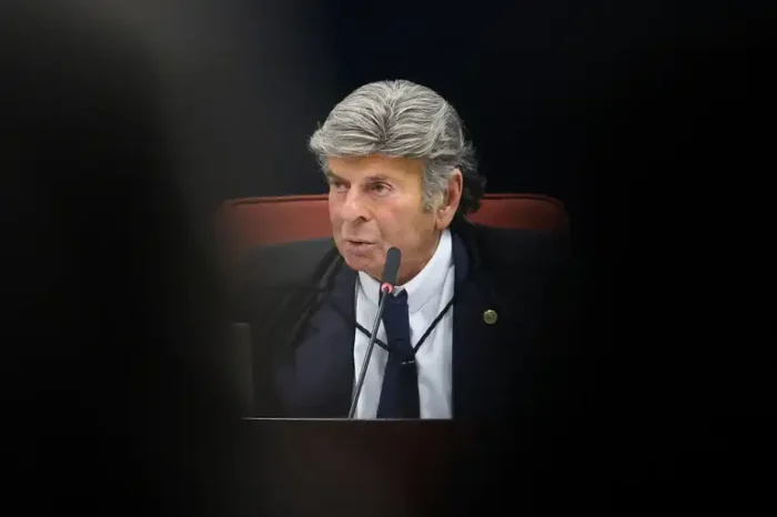 Luiz Fux vota pela absolvição dos sete réus do Núcleo 4 da trama golpista ligada ao governo Bolsonaro. Ministro afirma que ações não tinham potencial de tomada de poder nem caracterizam crime contra o Estado Democrático de Direito.